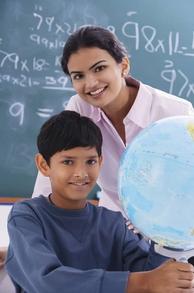 Profesor y estudiante con globo —  Fotos de Stock