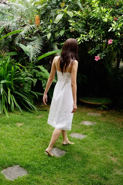 Mujer en vestido blanco —  Fotos de Stock