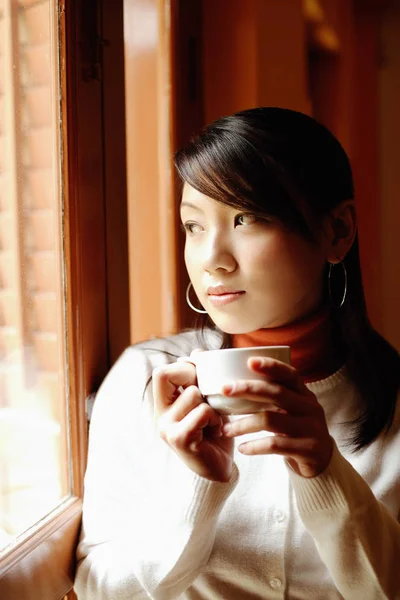 Femme avec tasse de café — Photo