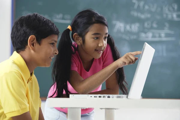 Zwei Studenten arbeiten am Laptop — Stockfoto