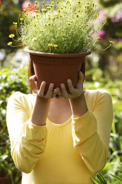 Donna che lavora in giardino — Foto Stock