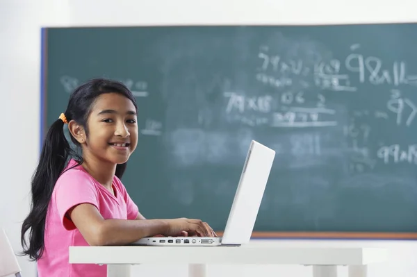 Mädchen mit Laptop — Stockfoto