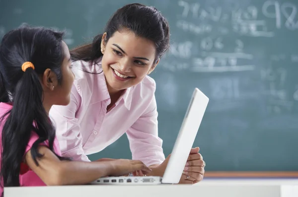 Öğretmen ve laptop kız — Stok fotoğraf