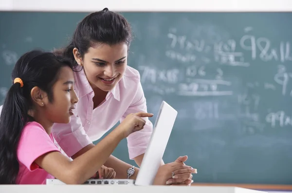 öğretmen ve laptop kız 