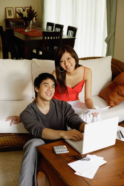 Азиатская пара с помощью ноутбука — стоковое фото