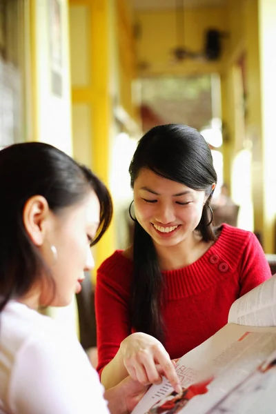 Mujer hablando en un café — Foto de Stock