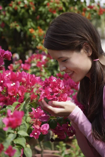 Donna nel giardino dei fiori — Foto Stock