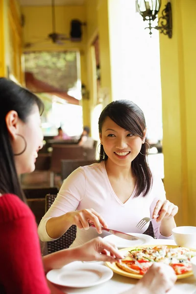 Frau im Gespräch in einem Café — Stockfoto