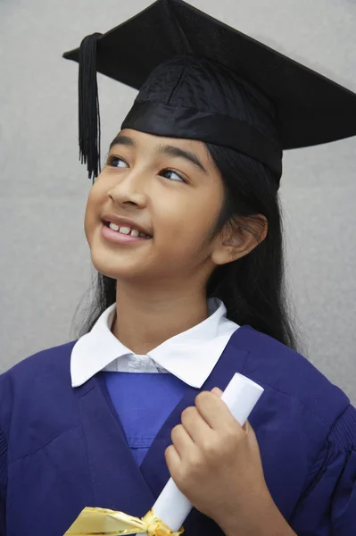 Joven chica graduada con diploma —  Fotos de Stock