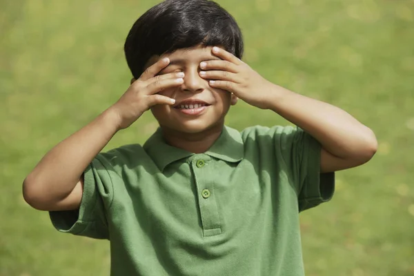 Kleine jongen in park — Stockfoto