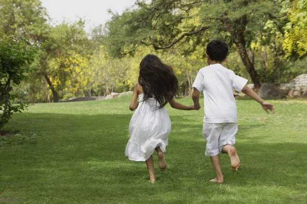 Niños corriendo en el parque —  Fotos de Stock