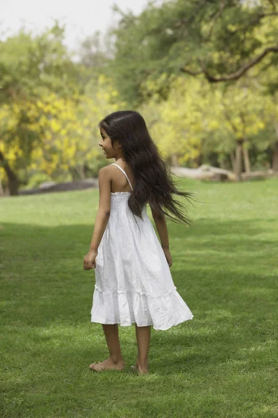 Bambina sul parco — Foto Stock