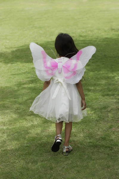 Bambina con le ali — Foto Stock