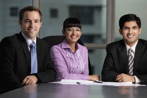 Personas multirraciales en el cargo — Foto de Stock