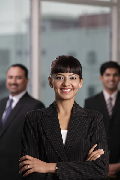 Mujer de negocios india de pie en el cargo — Foto de Stock