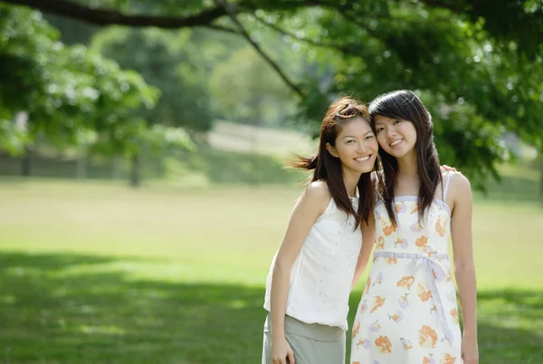 Deux jeunes femmes dans le parc Image En Vente