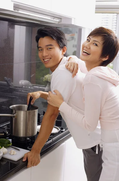 Молодая пара на современной кухне Стоковое Фото