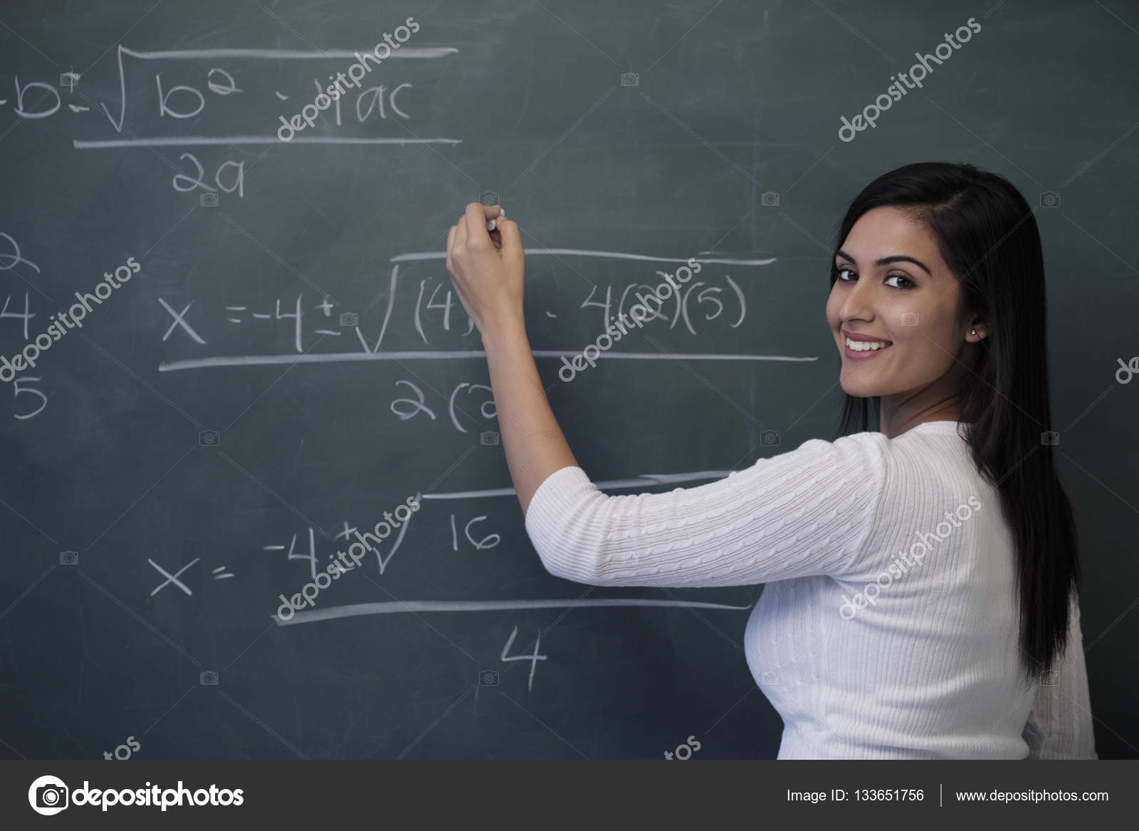 Индийская учительница. Учитель улыбается. Улыбающаяся женщина учитель. Учительница нормальная. Молодая учительница.