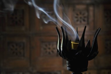 Lotus burner yanan tütsü