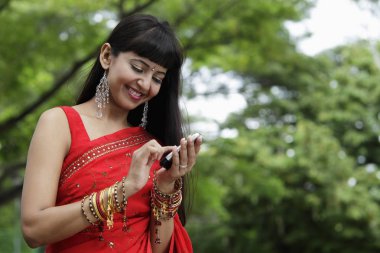 Hintli kadın giyiyor Kırmızı Sarı