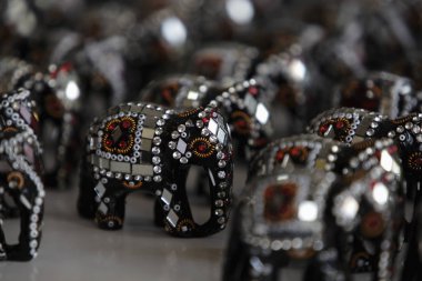 Fil heykelcikleri satırları