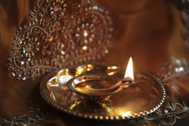 Alev ile bronz kandil