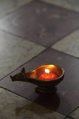 Bronz inek tabak içinde mum yaktı