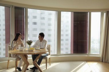 Genç çift çay içmek