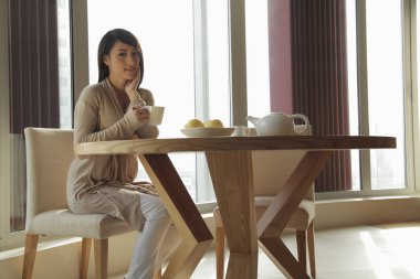 Çay içen kadın