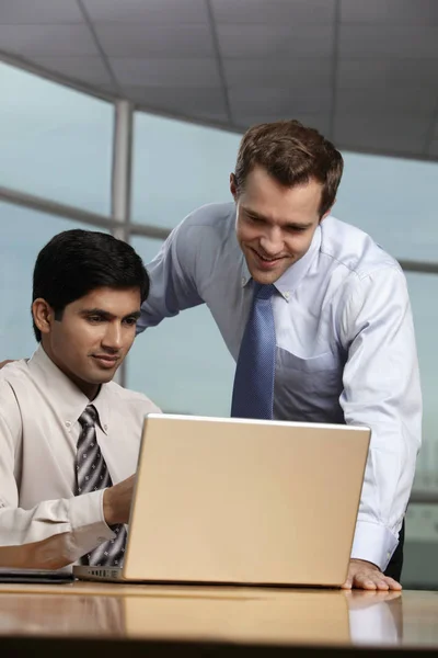 Empresários com laptop no escritório — Fotografia de Stock