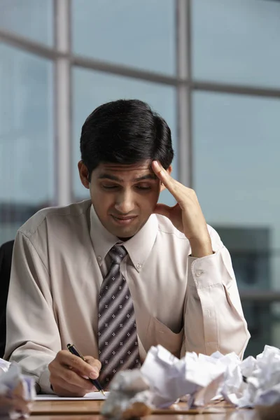 Hombre indio estresado en el trabajo —  Fotos de Stock