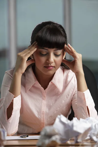 Mujer india estresada en el trabajo —  Fotos de Stock
