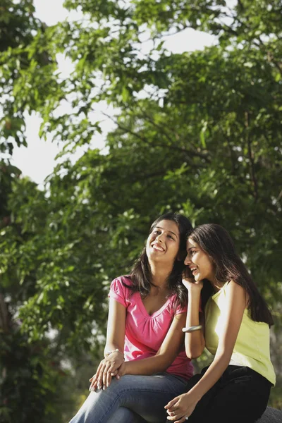 Twee tiener meisjes lopen — Stockfoto