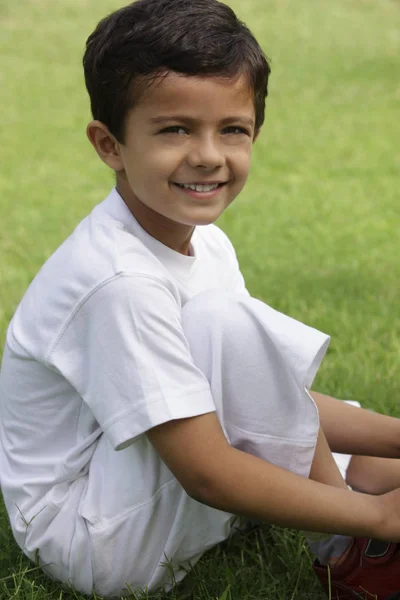 Kleine jongen in park — Stockfoto