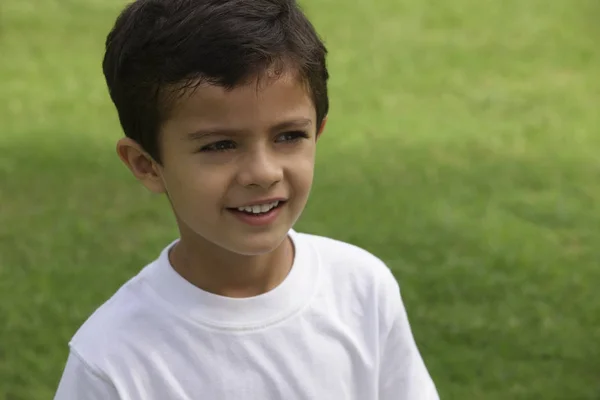 Kleine jongen in park — Stockfoto