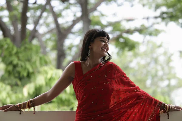 Індійська жінка носіння червоного Сарі — стокове фото