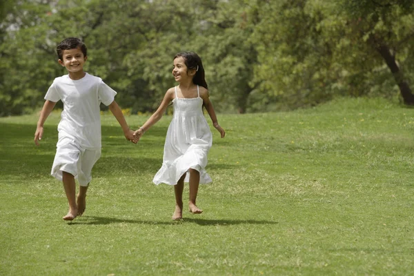 Bambini che corrono nel parco — Foto Stock