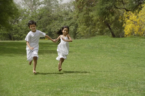 Kinder rennen im Park — Stockfoto