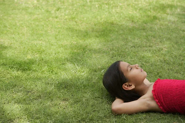Jolie fille sur l'herbe verte — Photo