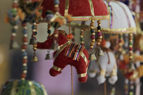 Indiase decoraties met olifanten en klokken — Stockfoto