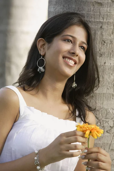 Chica adolescente en vestido blanco — Foto de Stock