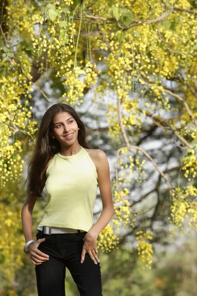 Giovane donna sorridente — Foto Stock