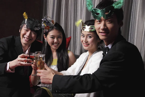 Jóvenes celebrando en un club — Foto de Stock