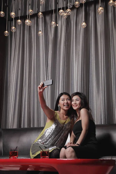 Dos mujeres tomando selfie — Foto de Stock