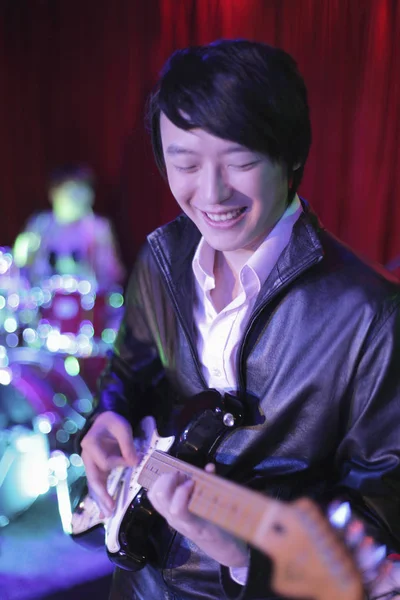 남자는 클럽에서 기타를 연주 — 스톡 사진