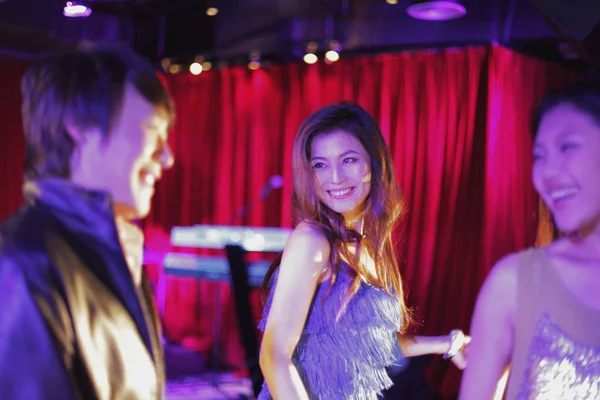 Jóvenes bailando en el club — Foto de Stock