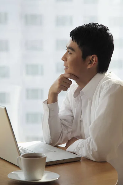 Uomo che lavora al computer — Foto Stock