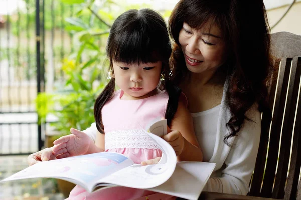 Mãe e filha lendo — Fotografia de Stock