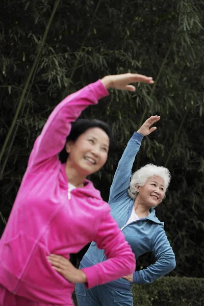 Спортивные зрелые женщины на открытом воздухе — стоковое фото