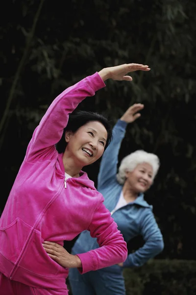 Спортивные зрелые женщины на открытом воздухе — стоковое фото
